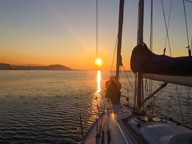 Escapada romántica de 1 noche en velero con paseo y cena para 2 en Vigo