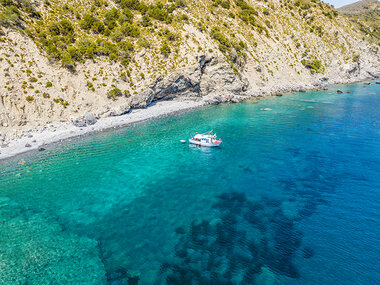 Una giornata in barca con battuta di pesca all'Isola d'Elba e pranzo per 2 a bordo