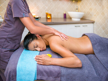 Pause relaxation avec modelages, soin, bain hydromassant et accès à la piscine près de Fréjus