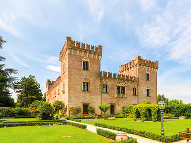 Chi è il colpevole? Cena con delitto nel Castello di Bevilacqua per 1 detective