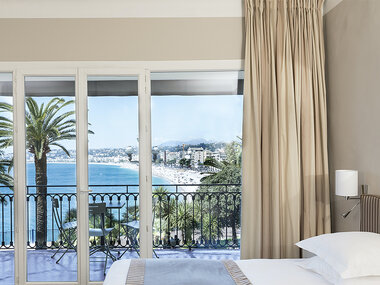 Romantik im 4*-Hotel in Nizza mit Schokolade und Rosenblüten