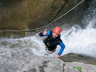 Session de canyoning dans les eaux cristallines du Tessin