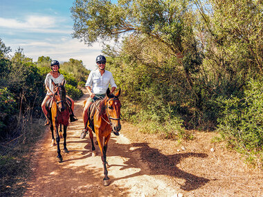 Indimenticabile passeggiata a cavallo (2h) e aperitivo per 2 persone a Pietra Ligure