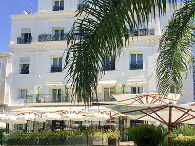 Escapade romantique d'une nuit en hôtel 4* à Cannes avec pétales de roses et chocolats