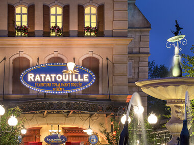 Disneyland® Paris : entrée Eco Winter pour 2 adultes et 1 enfant (1 parc)