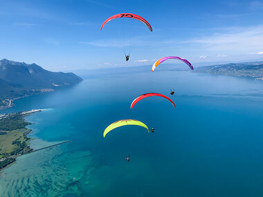 Tandem-Gleitschirmflug über den Genfersee