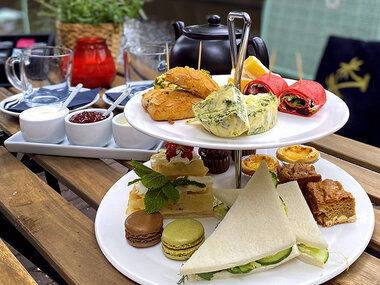 High tea met bubbels voor 2 bij Bistro Brasserie Bleu in Amsterdam