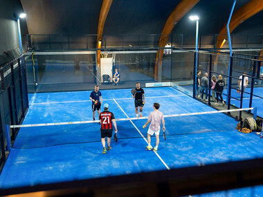 Sportlicher Spass bei 1 Stunde Padel mit 4 Personen bei Zürich