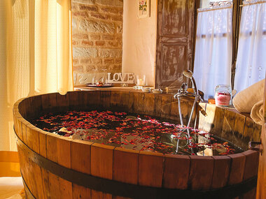 Bagno di coppia nel vino in Piemonte