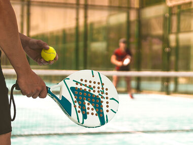 Padeltennis og fri leg inkl. drikkevarer for 4 i Viborg Legeland
