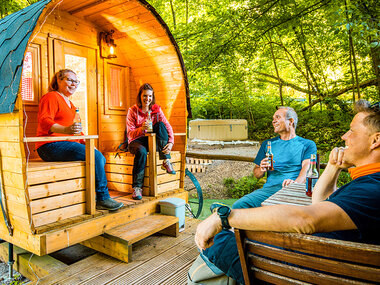 1 Übernachtung im Campingfass mit Whirlpool-Zugang für 3 Personen