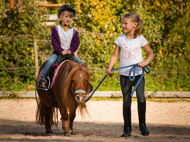 Familienabenteuer beim Ponyreiten auf dem Bauernhof