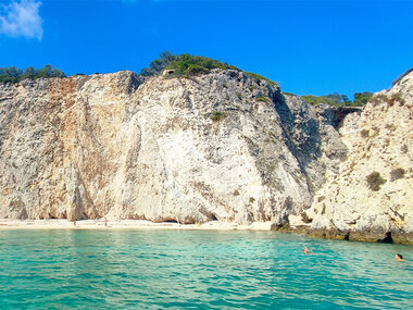 Alla scoperta delle spiagge e delle grotte delle Isole Tremiti con traghetto e tour in barca per 2