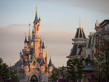 Disneyland® Paris : entrée Peak pour 2 adultes et 2 enfants (2 parcs)