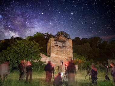 ¡Astronomía apasionante!: 1 entrada al museo galáctica y observación nocturna para 3