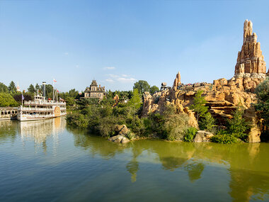 Disneyland® Paris: Eco Summer-tickets voor 2 personen en 1 kind (2 parken)