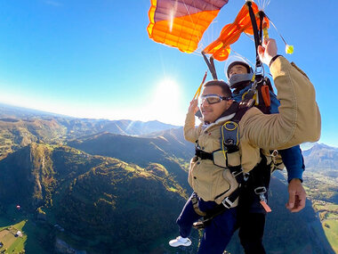 Saut en parachute en tandem dans les Pyrénées