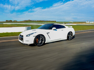 Stage de pilotage : 4 tours sur le circuit de Mettet en Nissan GTR