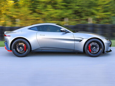 Stage de pilotage : 5 tours sur le circuit de Mettet en Aston Martin V8 Vantage