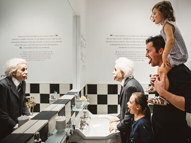 Eintritt für 1 Erwachsenen und 3 Kinder für das Chaplin's World Museum