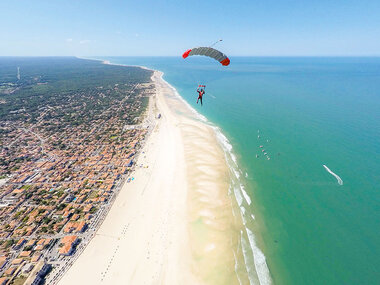 Saut en parachute en tandem avec atterrissage sur la plage de Soulac-sur-Mer