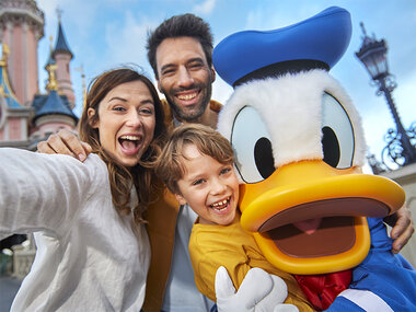 Disneyland® Paris: Medium Summer-tickets voor 2 personen en 1 kind (1 park)