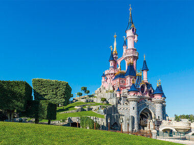 Disneyland® Paris : entrée Super Peak pour 2 adultes et 1 enfant (2 parcs)
