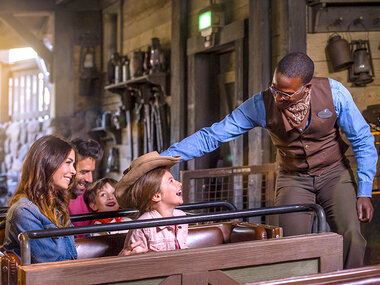 Disneyland® Paris : entrée Medium Summer pour 2 adultes et 2 enfants (2 parcs)