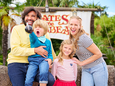 Disneyland® Paris: Medium Summer-tickets voor 2 personen en 2 kinderen (1 park)