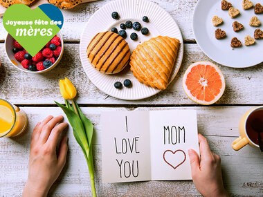 Maman, je t'aime : petit-déjeuner avec bulles