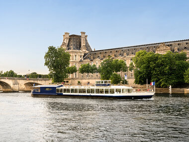 Croisière gourmande d’1h45 sur la Seine avec dîner Menu 3 plats et vin sur le Paris en Scène
