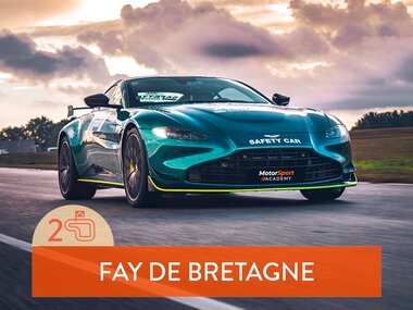 Stage de pilotage : 2 tours sur le circuit de Fay de Bretagne en Aston Martin Vantage F1 Edition