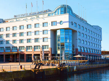 Övernattning med frukost på Elite Hotel Marina Plaza för 2