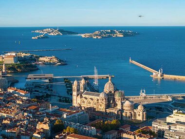 Vol en hélicoptère de 30 min pour 2 personnes au-dessus de Marseille et ses environs