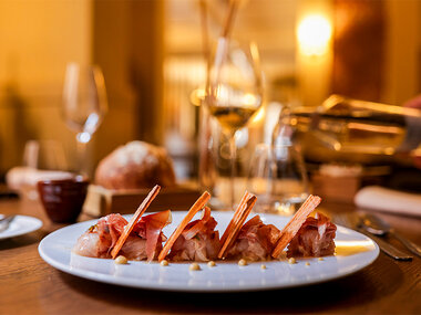 Menù d'autore con vino e visita alla cantina in prestigioso ristorante in centro a Milano