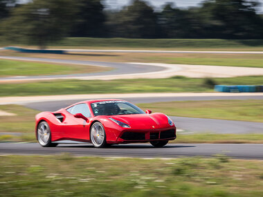 Stage de pilotage : 2 tours de circuit au volant d'une Ferrari F488 GTB ou d’une Ferrari F8