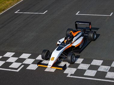 8 tours au volant d'une Formule 4 Tatuus T014 sur le circuit du Laquais