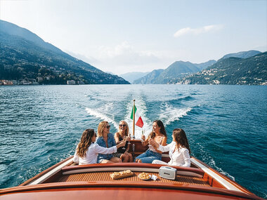 Festa di addio al nubilato o celibato sul Lago di Como con tour privato in Taxi Boat e Prosecco