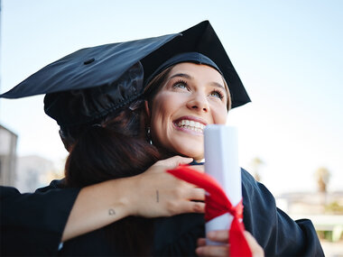 Celebra la graduación a lo «Cum laude»