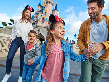 Ingresso data a scelta per 2 adulti e 2 bambini a 2 Parchi Disneyland® Paris e 1 notte in hotel a Parigi