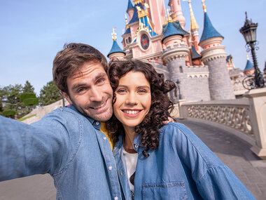 Ingresso data a scelta per 2 adulti a 2 Parchi Disneyland® Paris e 1 notte in hotel a Parigi