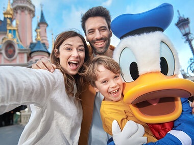 Ingresso data a scelta per 2 adulti e 1 bambino a 2 Parchi Disneyland® Paris e 1 notte in hotel a Parigi