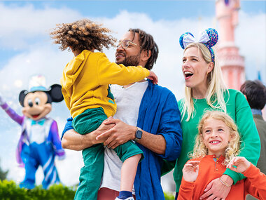 Ingresso data a scelta per 2 adulti e 2 bambini a 2 Parchi Disneyland® Paris e 1 notte in hotel a Parigi