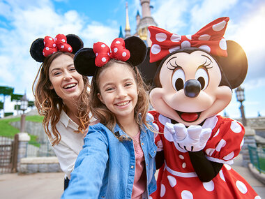 Disneyland® Paris: ingresso a 2 Parchi Disney per 2 adulti e 1 bambino data fissa