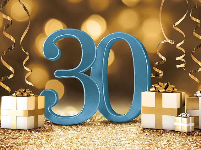 30 años. globos de oro número 30 aniversario, feliz cumpleaños  felicitaciones