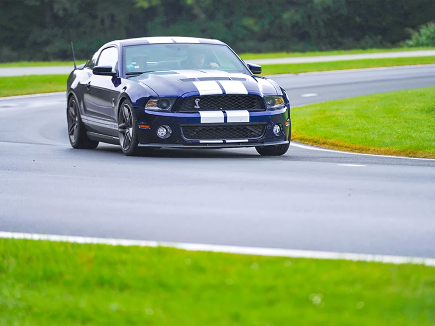 Stage de pilotage : 2 tours sur le circuit de Trappes en Ford Mustang Shelby GT500