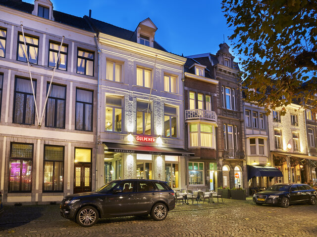 gesprek gebouw een Saillant Hotel Maastricht City Centre - 3 Dagen Gastronomisch Weekend -  Overnachten